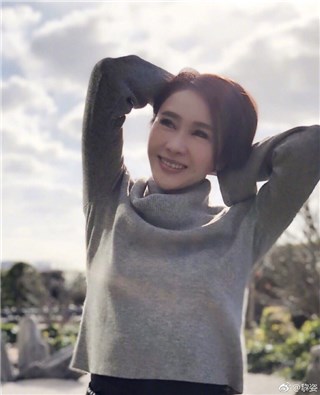 黎姿晒近照 表示身为成熟女人很可爱