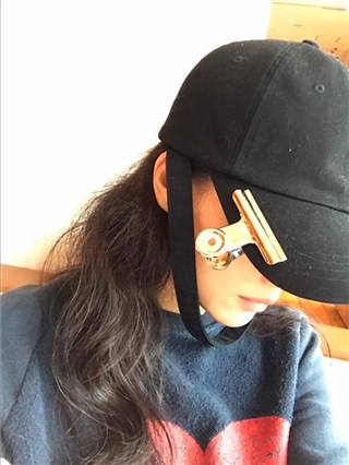 (舒淇俏皮的在帽子夹上书夹 图/翻摄自舒淇脸书)
