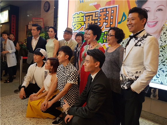 薜家燕出席艺术中心暑期大汇演
徐小鳯
现身支持