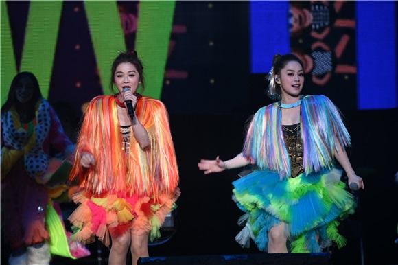 Twins上海演唱会万人大合唱 粉红闺蜜装仙女下凡