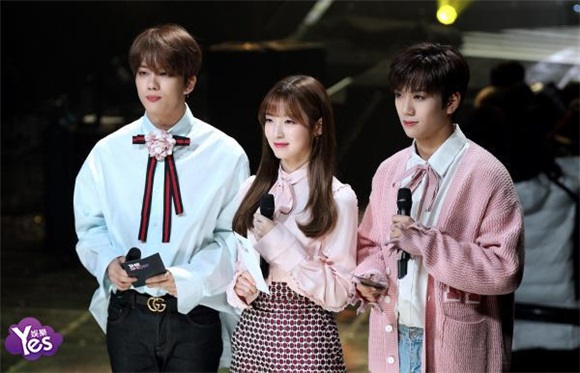 韩国Kriesha Chu、VOISPER、TRCNG、MXM等歌手在首尔SBS电视台参加了SBS MTV《The show》节目的现场直播