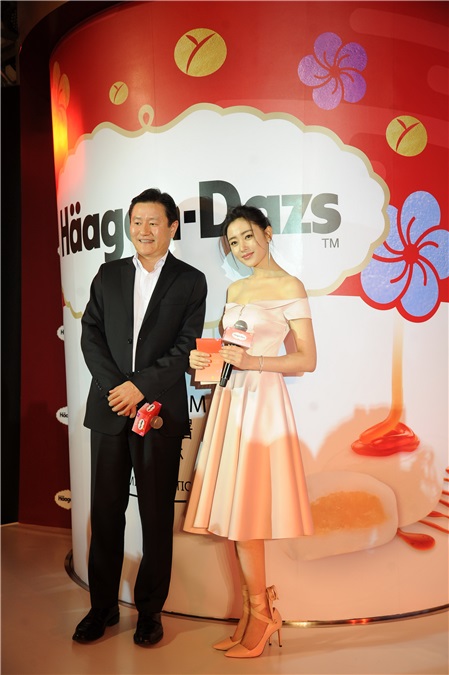 张天爱回应换角风波称相信导演 否认招黑体质
