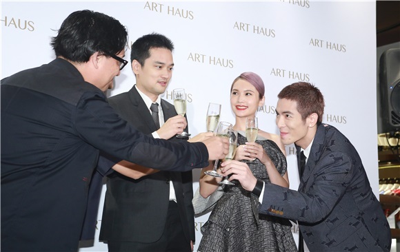 杨丞琳与萧敬腾为《ART HAUS》开幕剪彩