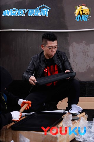 胡海泉组装桌椅