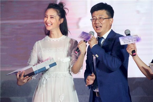 张歆艺丸子头亮相元气十足 嘟嘴搞怪表情包齐上线