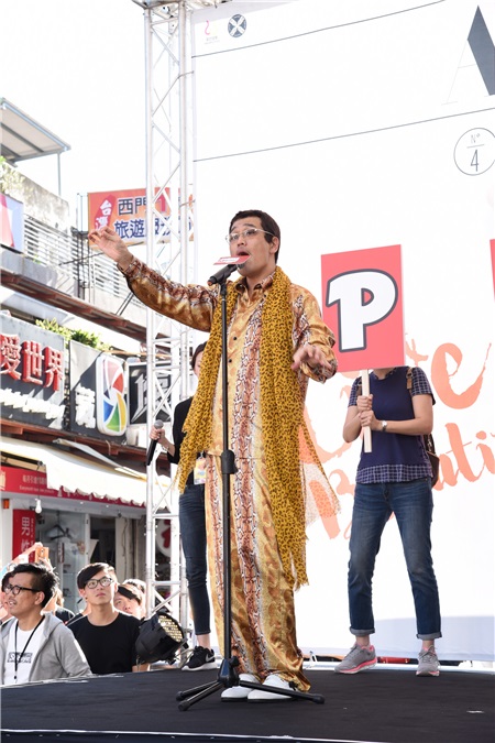 安心亚专辑签唱会 PIKO太郎现身站台