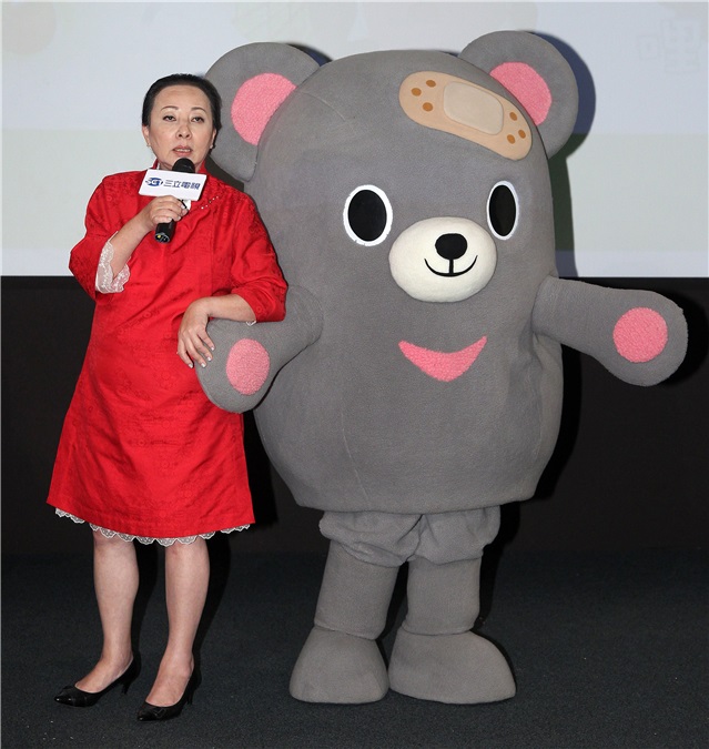 「灰熊厉害」LINE贴图成功抵达嘉义,县长张花冠及流行男团「GTM」赞它超可爱