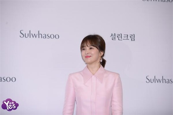 〈Yes 首尔现场〉宋慧乔婚后首个官方行程 粉嫩裙装亮相少女感满满
