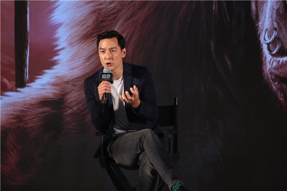 宝拉-帕顿亮相《魔兽:崛起》北京发布会 吴彦祖大放福利与女粉丝贴面自拍