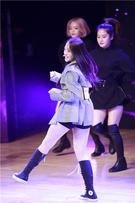 Kriesha Tiu办出道showcase 展华丽舞台表现力