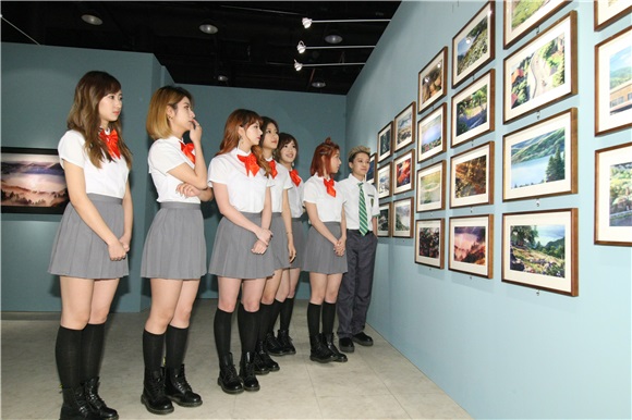 蜜蜂少女队举办《看你的名字》作品展