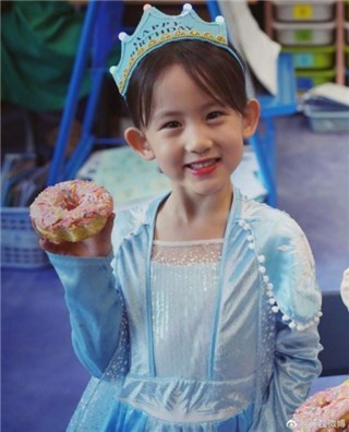 黄磊陆毅包贝尔女儿都爱安踏儿童这款羽绒服！多多妹妹神颜吸粉