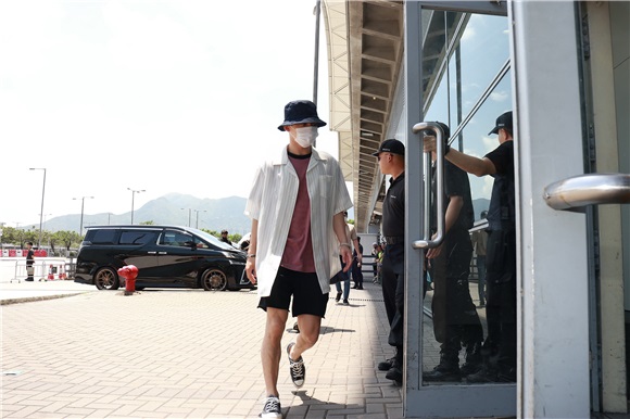 韩团XEO成员离港 粉丝热情道别