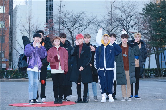 DAY6、KARD、VICTION等参加韩国Music Bank上班路