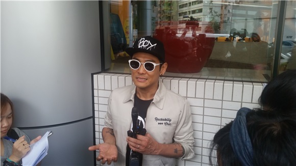 杜德伟、太太李晓冰「产後出院见记者」