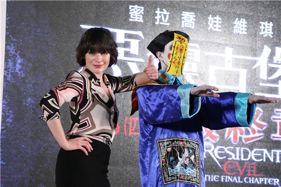 蜜拉乔娃维琪与导演保罗安德森为《恶灵古堡最终章》宣传