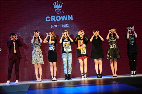 吴奇隆出席CROWN行李箱代言活动 与粉丝合影甘当「人肉背景板」