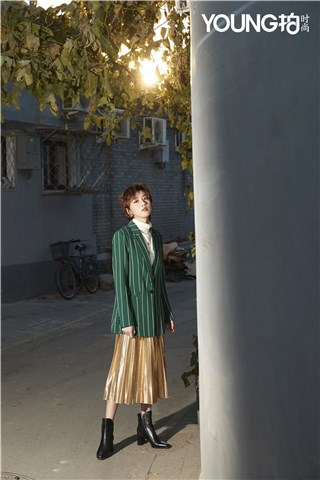 李凯馨曝冬日时尚大片 胡同小巷定格文艺少女的温暖时光