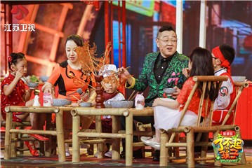 张绍刚享用美食眉飞色舞