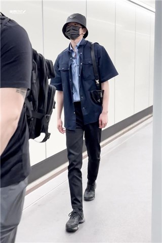 蔡徐坤机场造型科普 手握双奢代言全身都是广告位