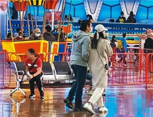 吴奇隆刘诗诗一家三口出游  2岁步步留寸头小Q脸乖巧可爱