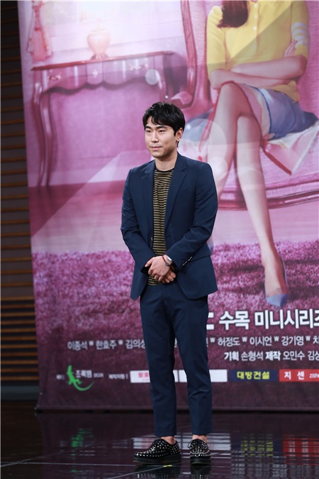 李钟硕、韩孝珠等主演出席活动《W》的新闻发布会