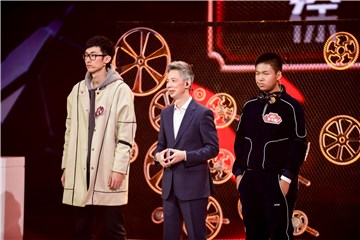 徐萌与郑书豪挑战“齿轮之谜”