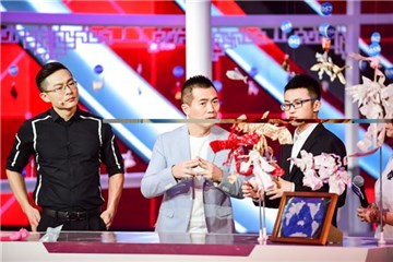 黄健翔观察折纸