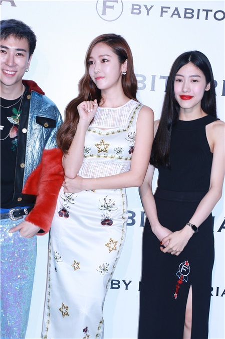 Jessica郑秀妍受邀看秀 裹身连衣裙秀S身材