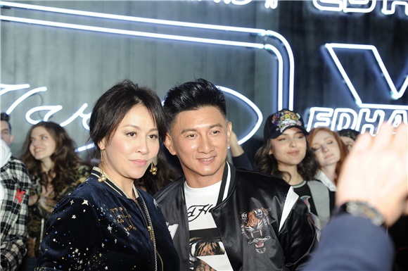 刘嘉玲潮装亮相俏皮且酷 吴奇隆被问造人笑媒体管太多