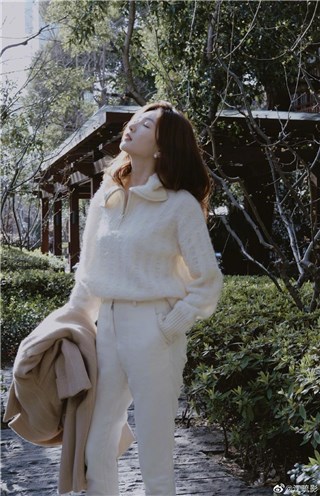 江疏影白色系穿搭简约大方   光影下自拍美得发光