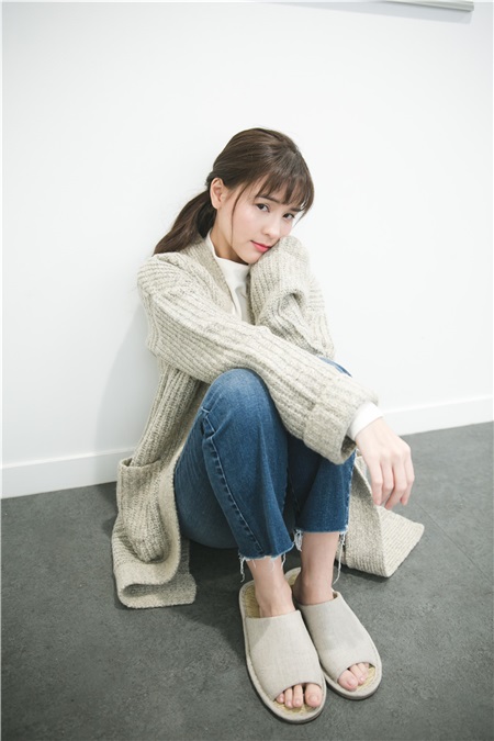 Aom李海娜室内写真曝光 清新灵动俏皮可爱