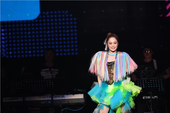 Twins上海演唱会万人大合唱 粉红闺蜜装仙女下凡