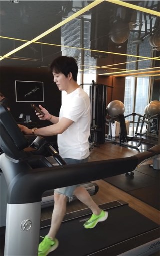 李云迪健身有新招 网友：云迪的生活音乐真是无处不在！