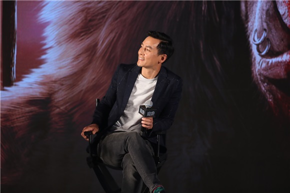 宝拉-帕顿亮相《魔兽:崛起》北京发布会 吴彦祖大放福利与女粉丝贴面自拍