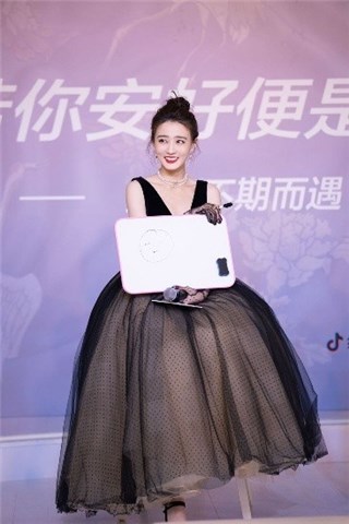 徐璐出席《若你安好便是晴天》发布会 国风设计师即将上线