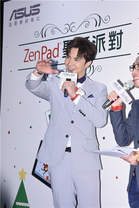 谢佳见出席平板体验活动与粉丝同乐