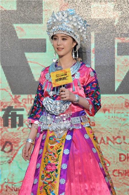 成龙《绝地逃亡》发布会「最炫民族风」跳舞卖萌 范冰冰变身「最美苗族小妹」