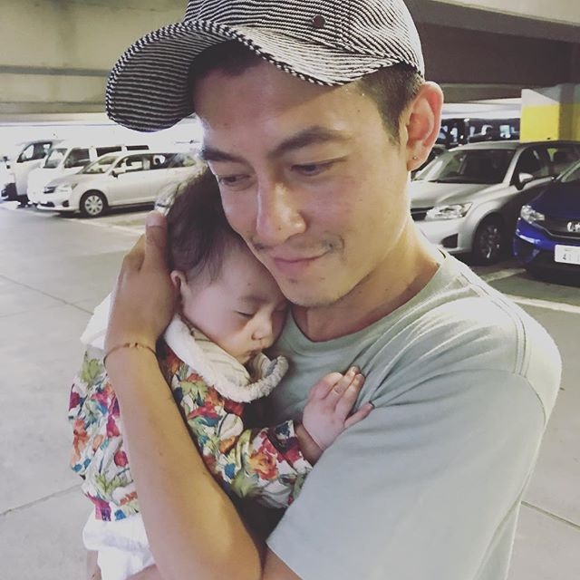 (康)秦舒培产後不走样 发文大秀马甲线