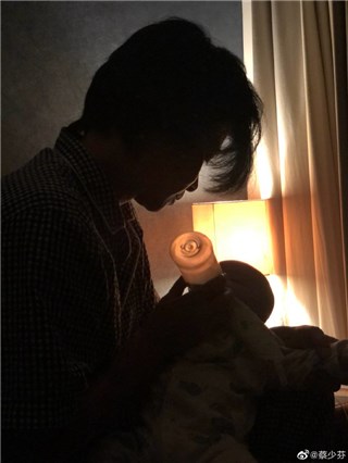 超级奶爸！张晋淩晨三点给儿子喂奶 蔡少芬看在眼里满满是爱