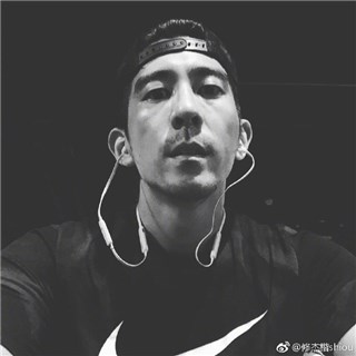 修杰楷太久没进健身房 自嘲变弱了啊！