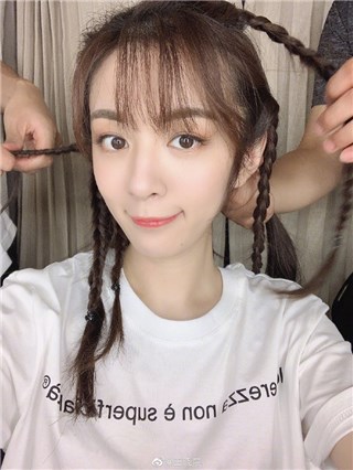 王晓晨晒照营业 麻花小辫俏皮可爱