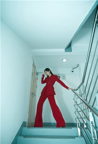 唐嫣穿西装套装诠释进阶中国红   楼道凹造型尽显御姐范