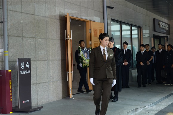 〈Yes 首尔现场〉韩男星金成民告别式  张瑞希等人前往吊唁