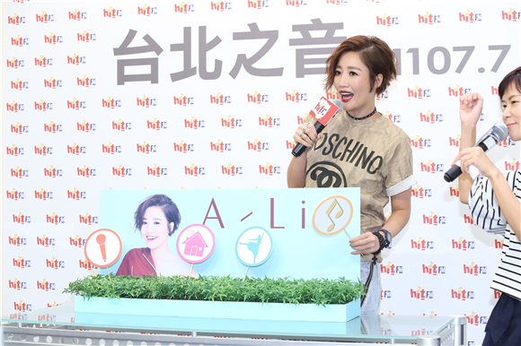A-Lin电台宣传新专辑首波主打歌 首度以短发造型公开亮相