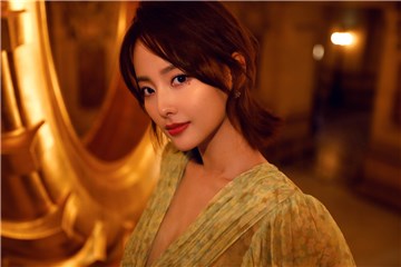 张嘉倪秀场百变穿搭 碎花短裙散发春日气息