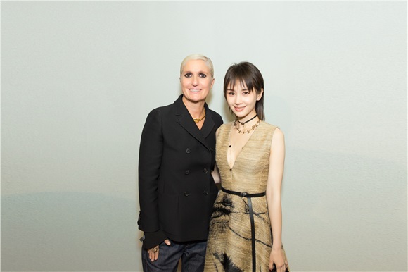 王子文亚麻壁画长裙气质非凡 巴黎秀场浪漫出彩