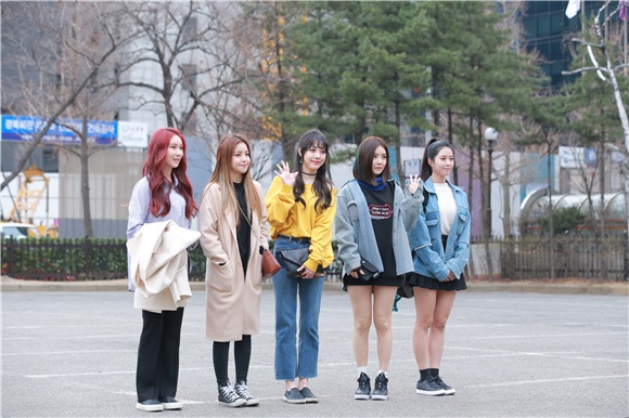 《音乐银行》上班路组图 GFRIEND‧BTOB等亮相