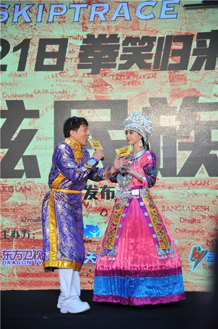 成龙《绝地逃亡》发布会「最炫民族风」跳舞卖萌 范冰冰变身「最美苗族小妹」