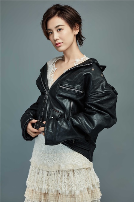 黄圣依率性写真大片曝光 皮外套彰显都市干练女性